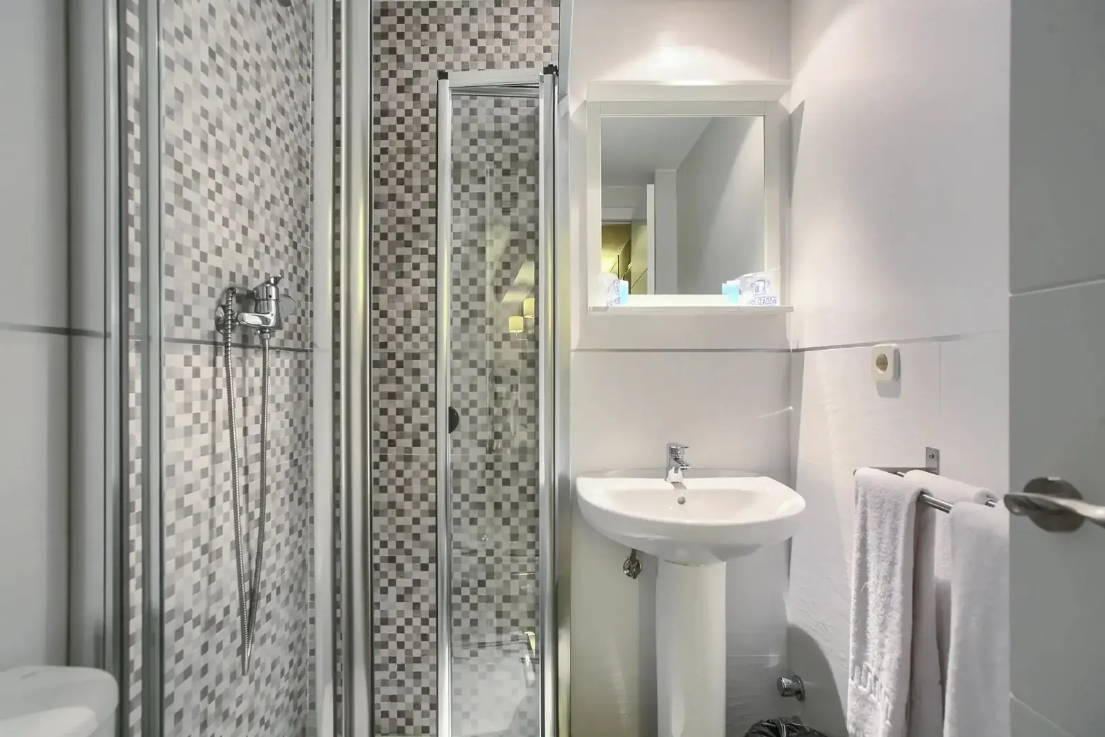 Baño con ducha y lavabo - Hotel Castilla Fuenlabrada
