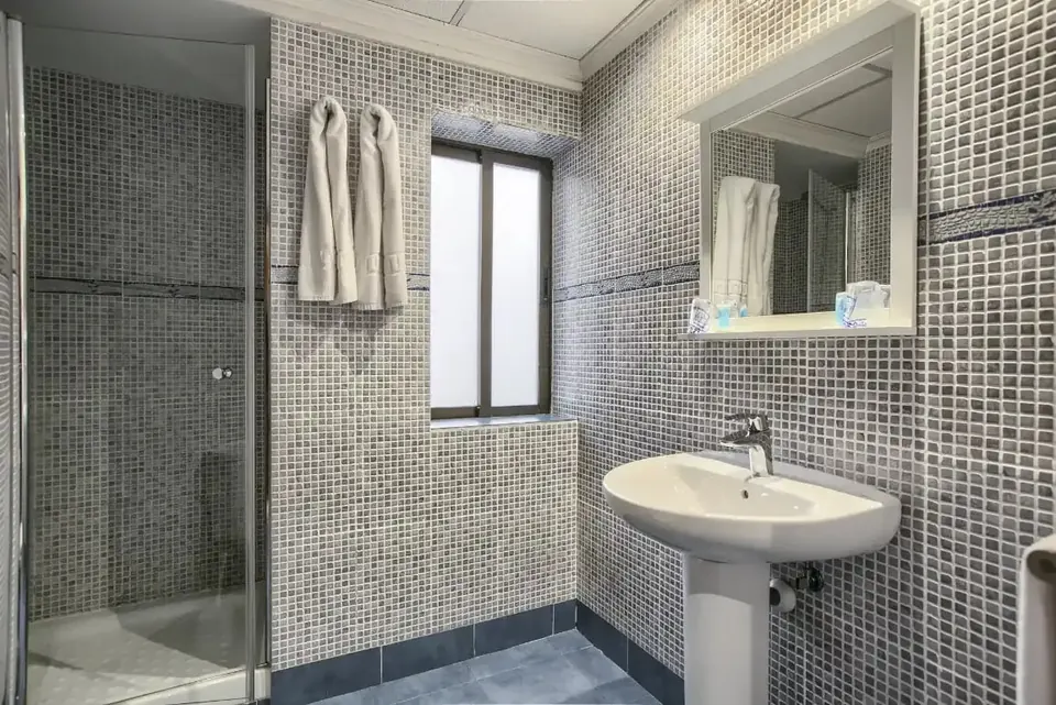 Baño privado con ducha de la habitación doble - Hotel Castilla Fuenlabrada