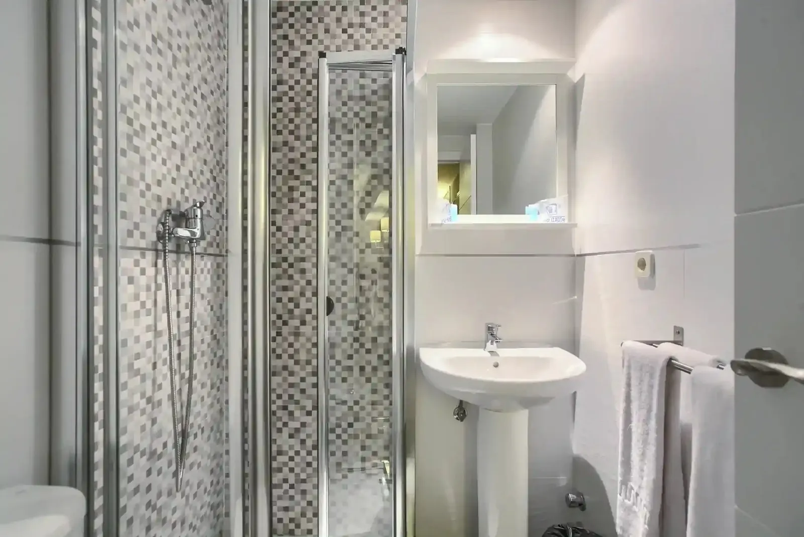 Baño privado con ducha de la habitación individual - Hotel Castilla Fuenlabrada