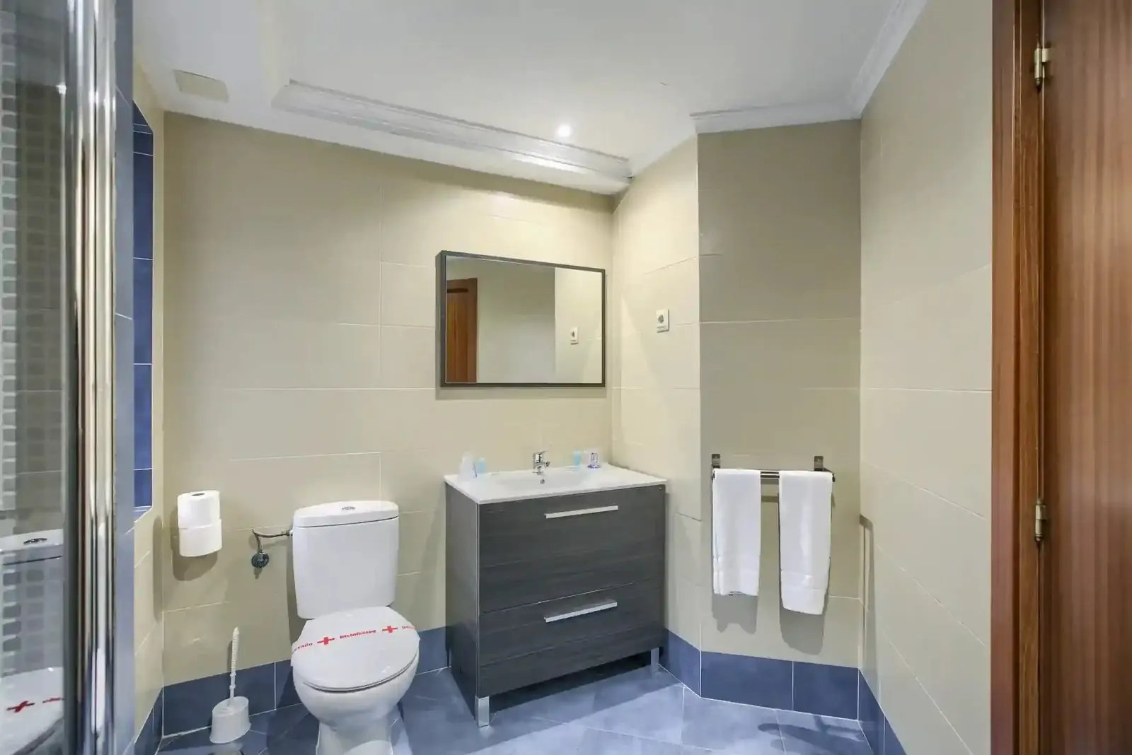 Baño privado de la habitación de matrimonio - Hotel Castilla Fuenlabrada