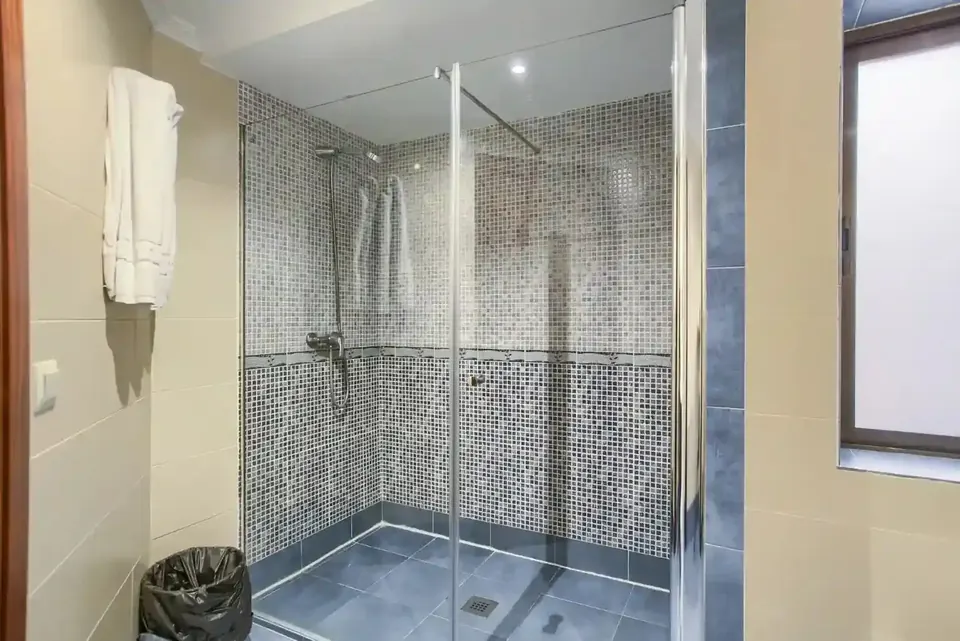 Baño privado con ducha de la habitación triple - Hotel Castilla Fuenlabrada