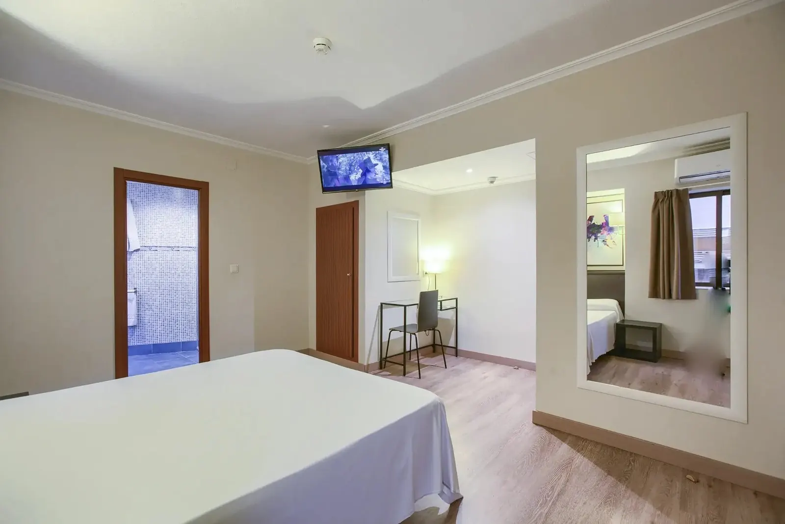 Cama de matrimonio con cabecero decorado - Hotel Castilla Fuenlabrada