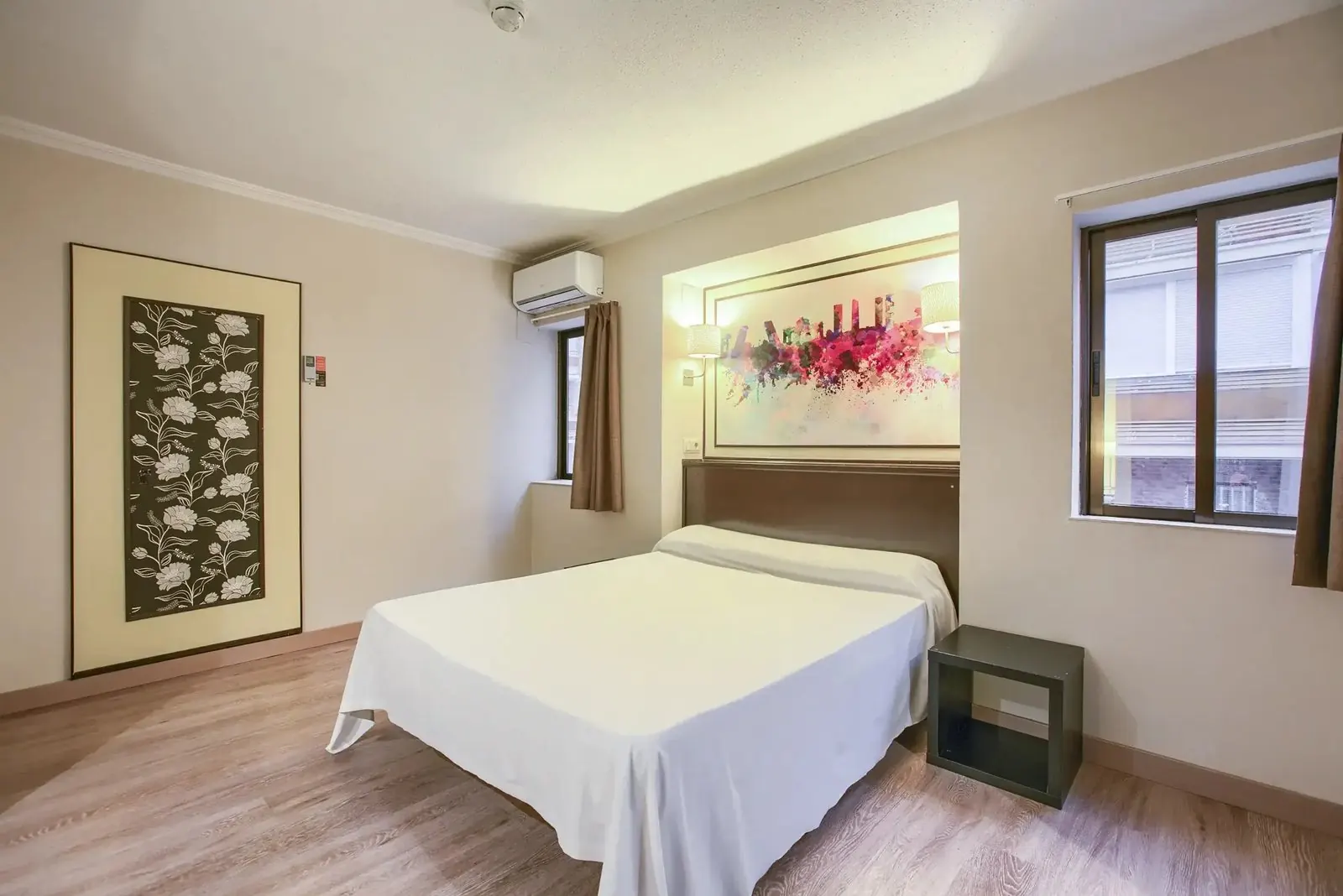 Habitación de matrimonio con cuadro de Madrid - Hotel Castilla Fuenlabrada