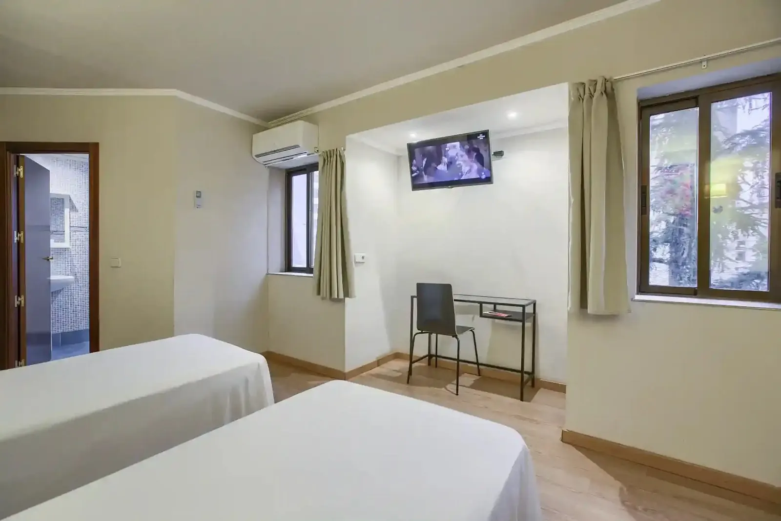 Habitación doble con dos camas y ventana exterior - Hotel Castilla Fuenlabrada