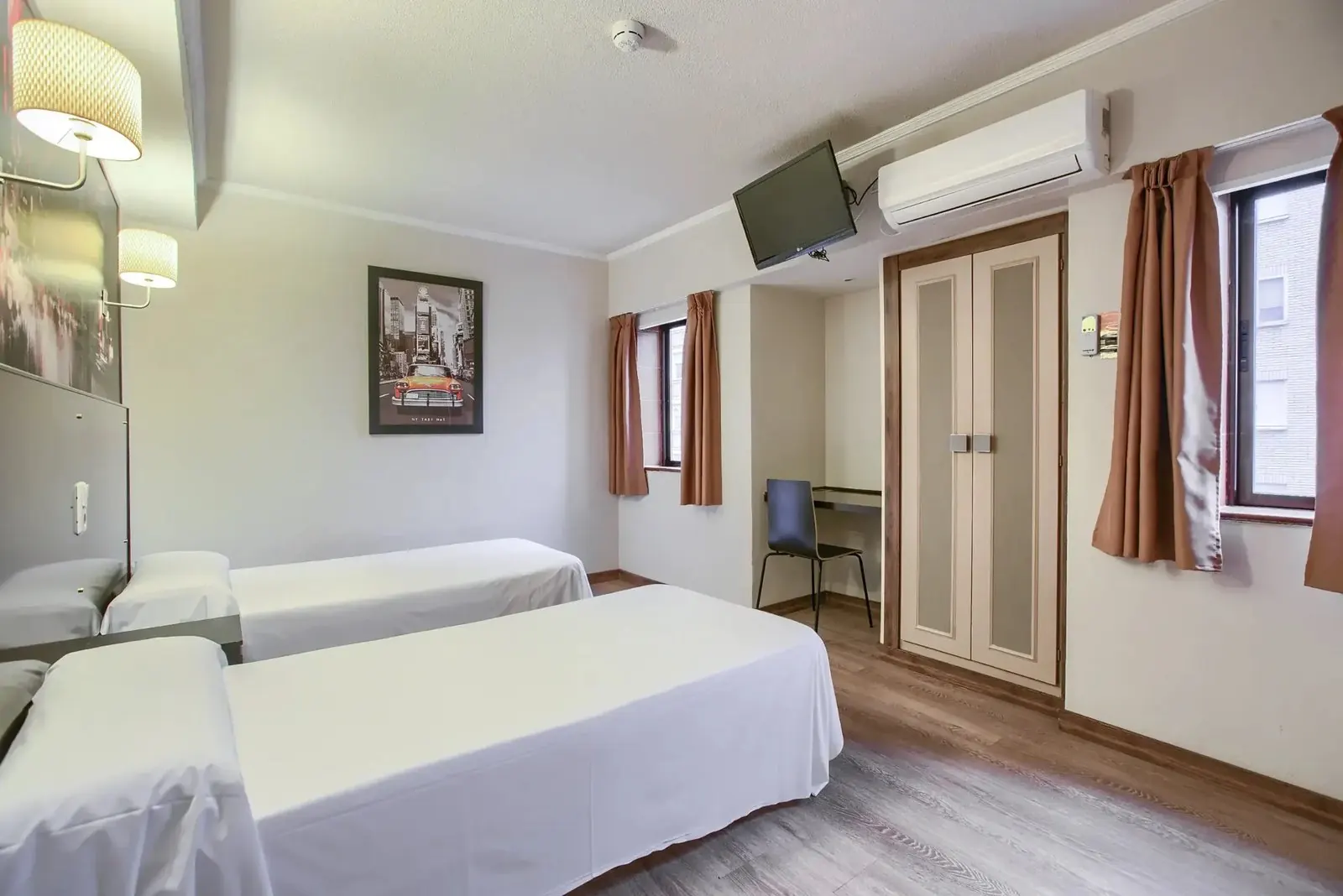 Habitación con dos camas y escritorio - Hotel Castilla Fuenlabrada
