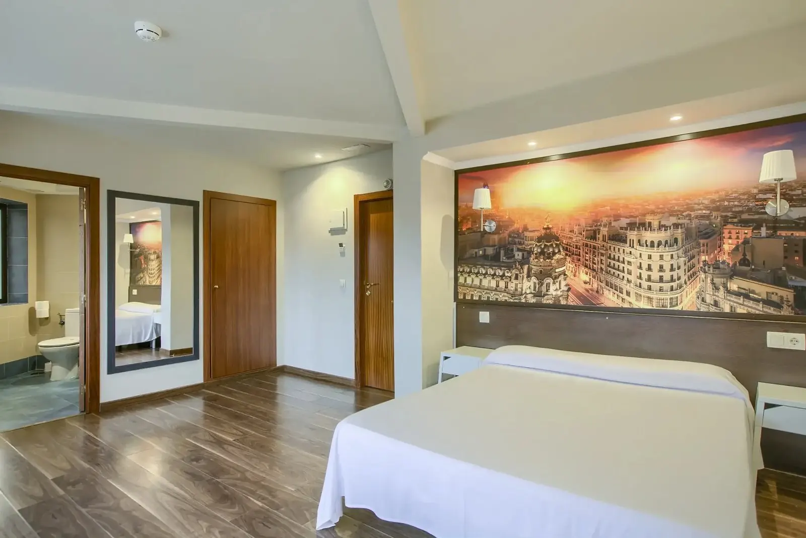 Habitación de matrimonio con cama grande - Hotel Castilla Fuenlabrada