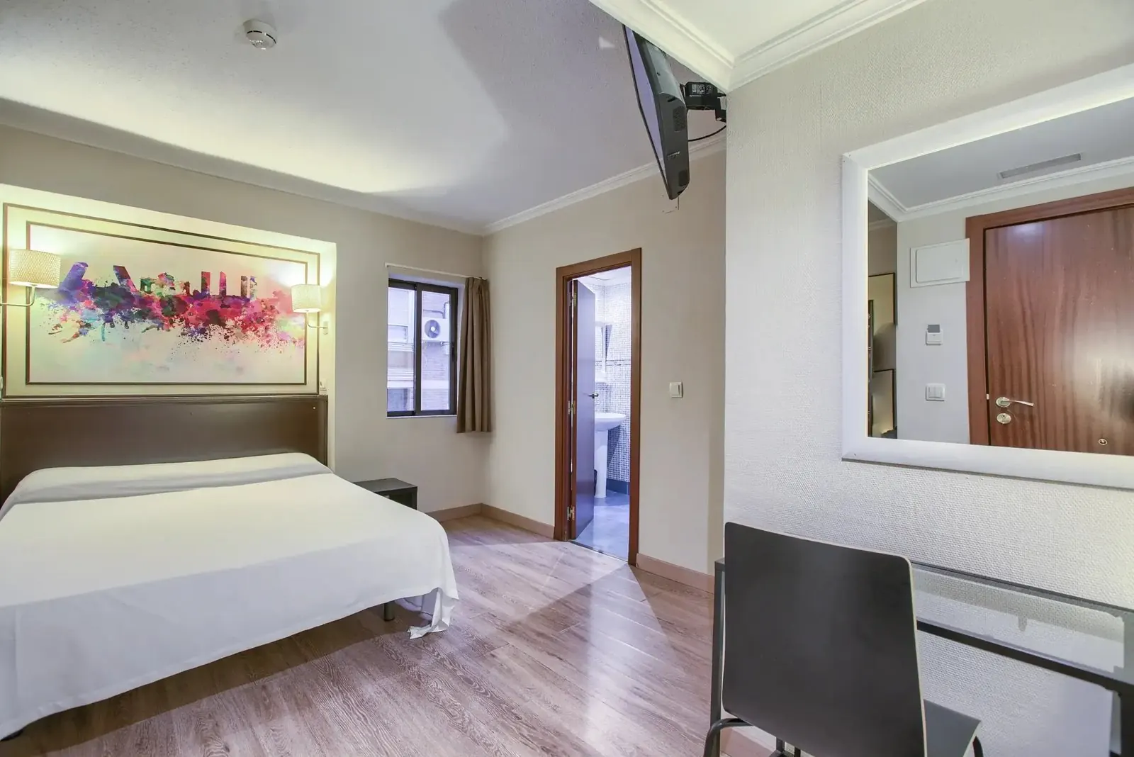 Habitación de matrimonio amplia con espejo - Hotel Castilla Fuenlabrada