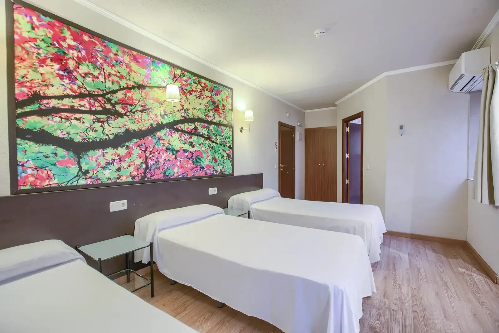 Habitación triple con armario y ventana - Hotel Castilla Fuenlabrada